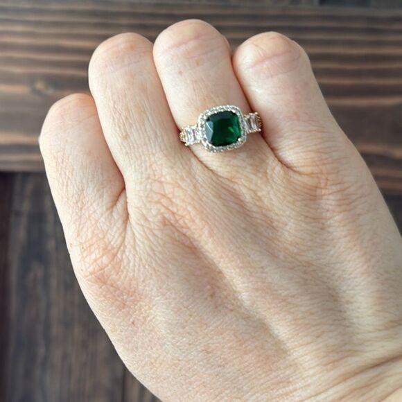 Elegant 14K Gold Plated Green Zirconia Women's Ring - Picture 6 of 10